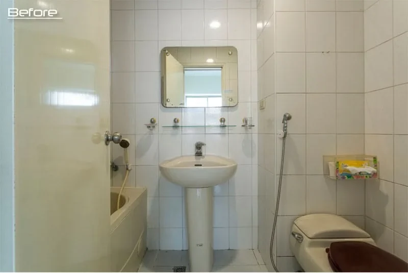 Voor de renovatie: witte badkamer
