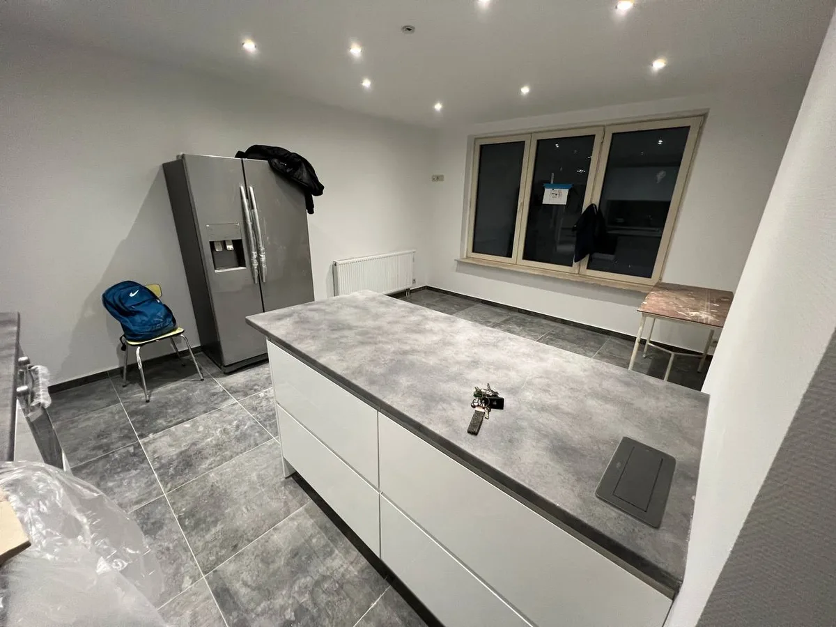Open keuken — eiland & tegels 90×90 — resultaat na de werken