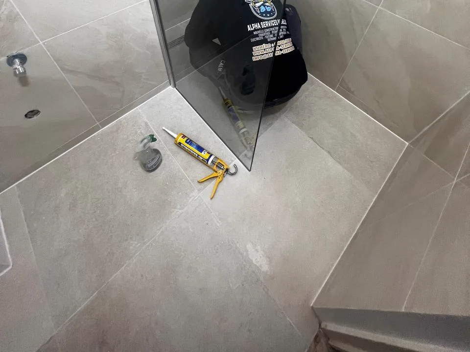 Douche afkitten — werf Alpha Services